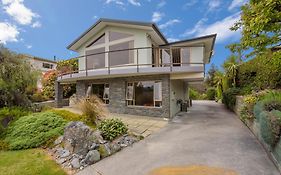 Retro Ski Lodge - Wanaka Holiday Home